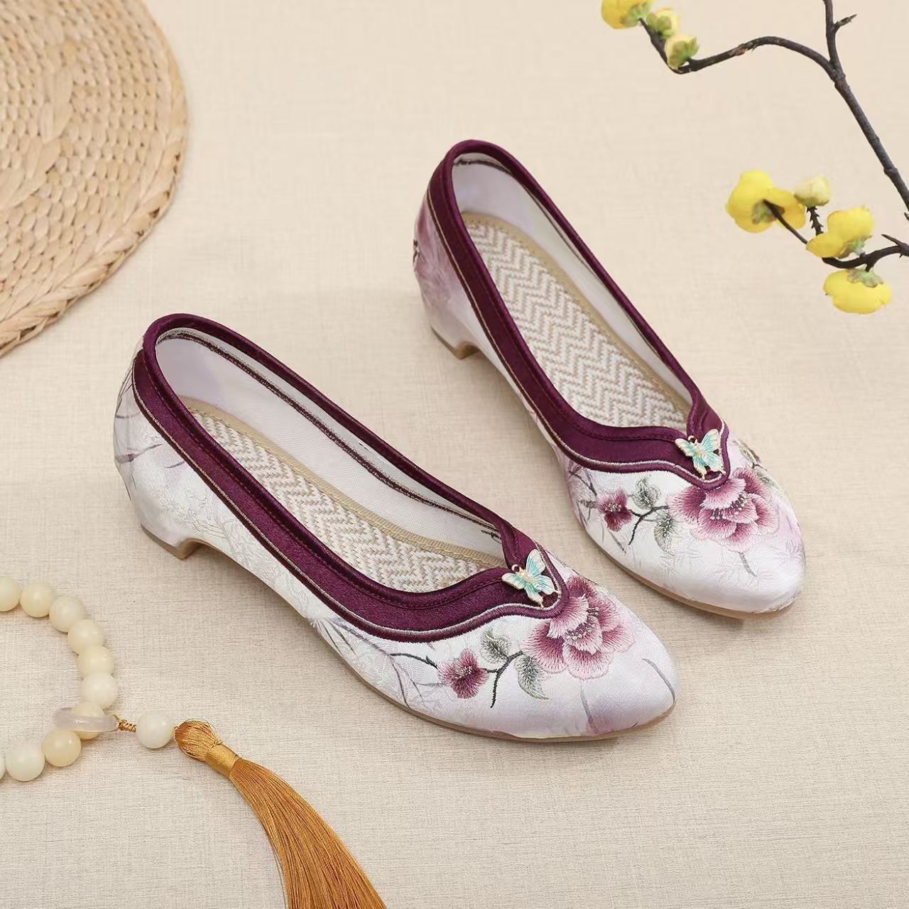 Embroidery Style - Woman Low Heel Embroidered Cheongsam Shoes