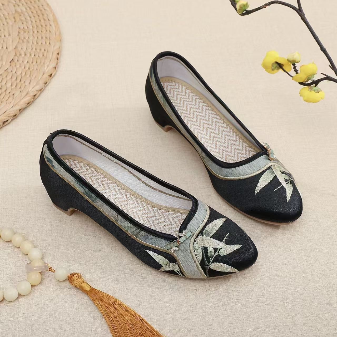 Woman Low Heel Embroidered Che - Embroidery Style 评论和价格