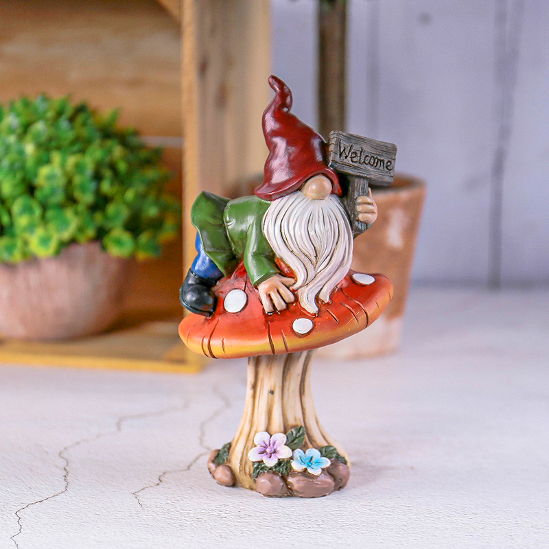 Resin Garden Gnome Statue on M - Embroidery Garden 评论和价格